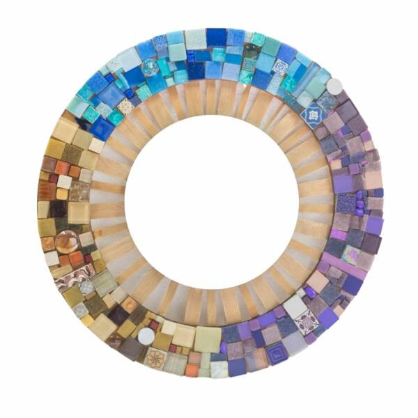 Espejo circular con marco hecho en mosaico.