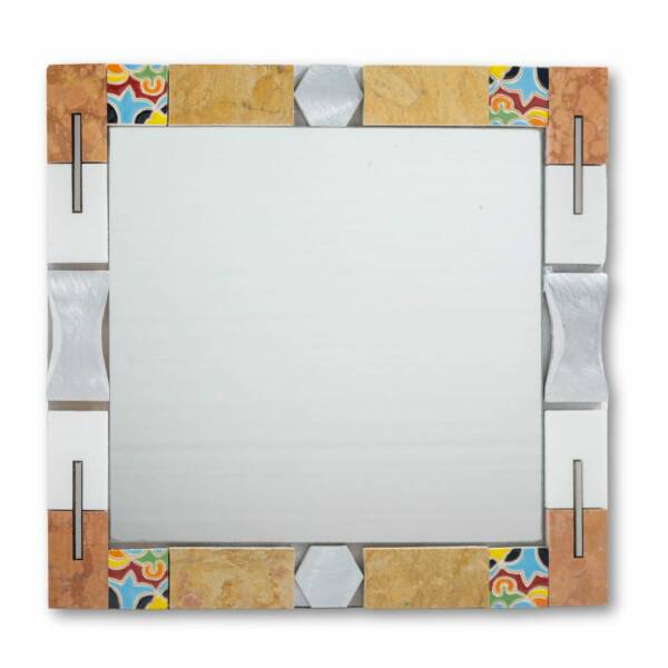 Espejo cuadrado azulejos de metálicos y mármol y mini azulejos pintados.